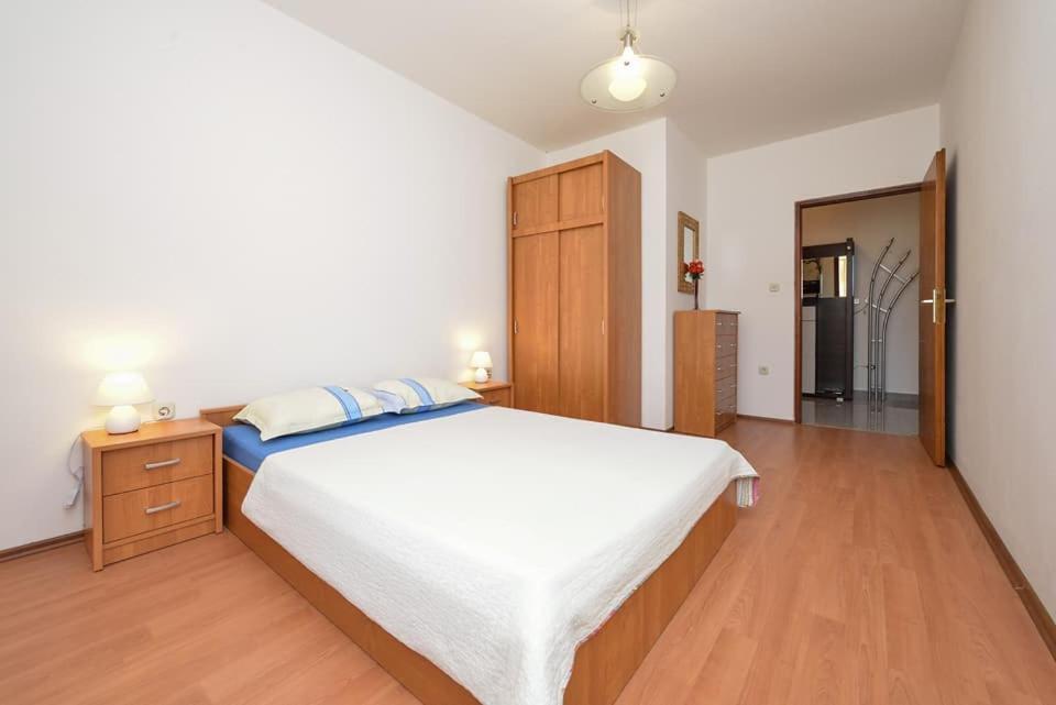 Sreca Apartment Near Beach With Bbq Bibinje Exteriör bild